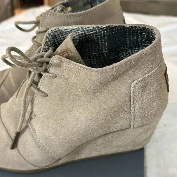 TOMS Desert Wedge Taupe 7.5 Wedge Boots Neutral Fall Shoes Back to School EUC - Picture 13 of 15